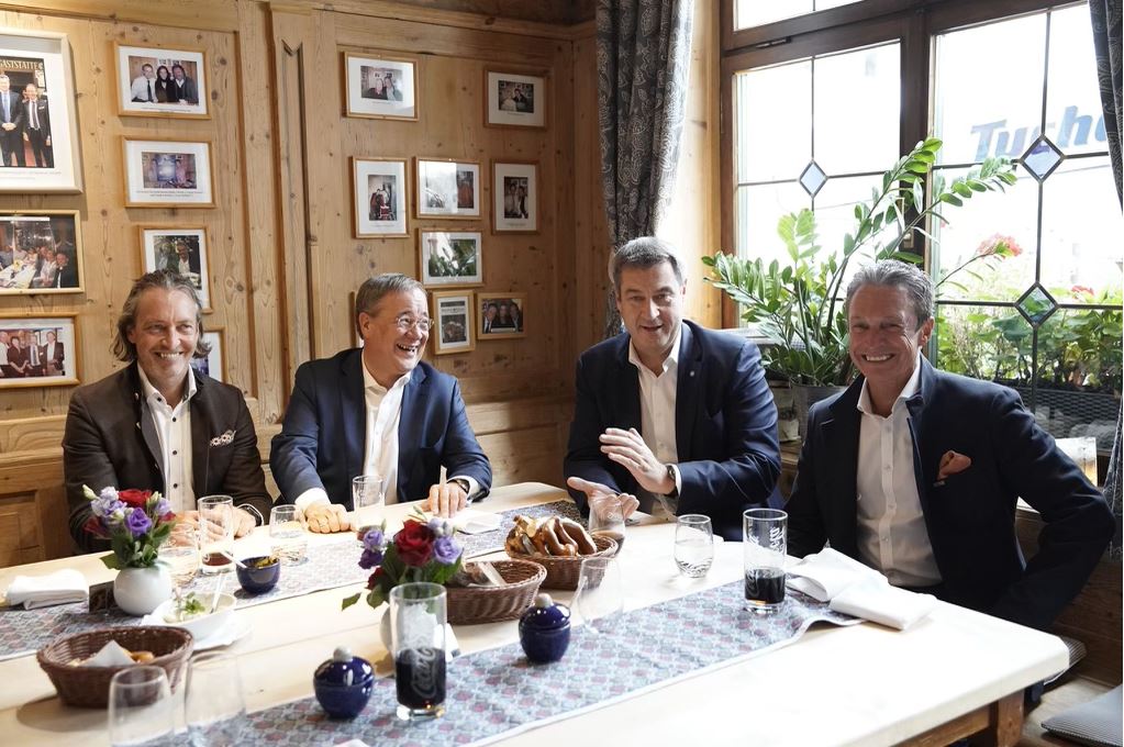 Kanzlerkandidat Armin Laschet und Ministerpräsident Dr. Markus Söder mit den Wirten Michael und Thomas Förster im Bratwurst Röslein